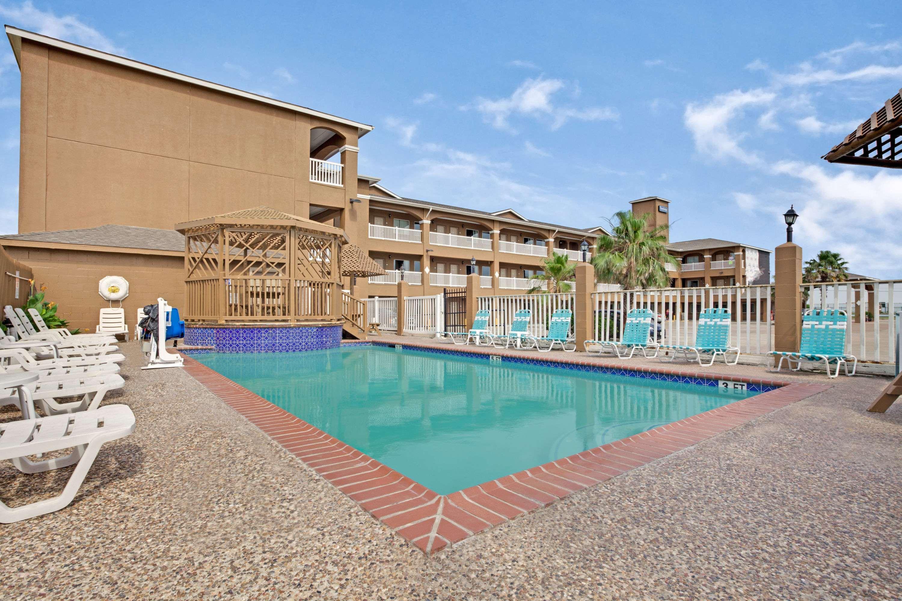 Red Roof Inn Plus + Galveston - Beachfront Eksteriør bilde